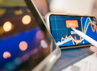 Opérateur analysant les options Bitcoin, Ethereum et forex sur plusieurs marchés