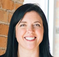 Portrait de Sophie Hartwell, membre de l'équipe de service en charge du support client